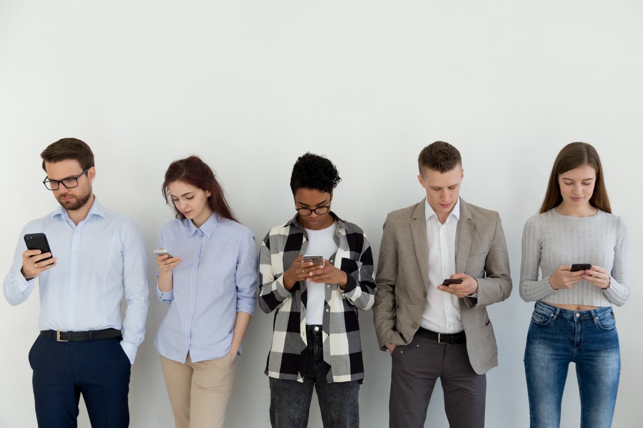 Mobile Recruiting: Menschen am Smartphone