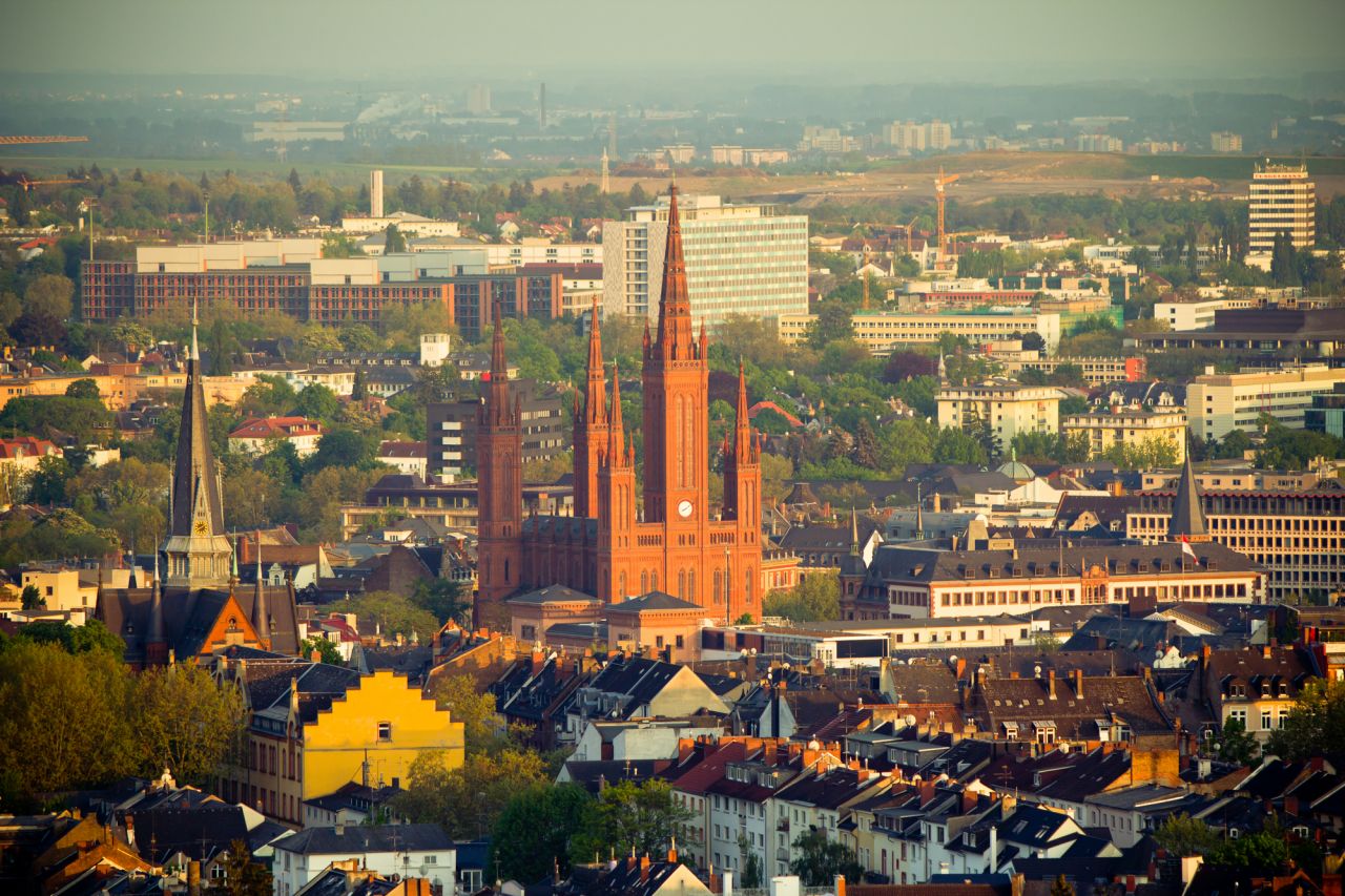 Blick auf Zentrum in Wiesbaden mit der Marktkirche